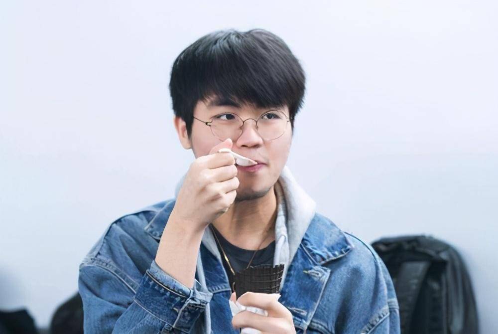 MAD前途光明！，Uzi新星领先优势明显表现突出上演精彩一战