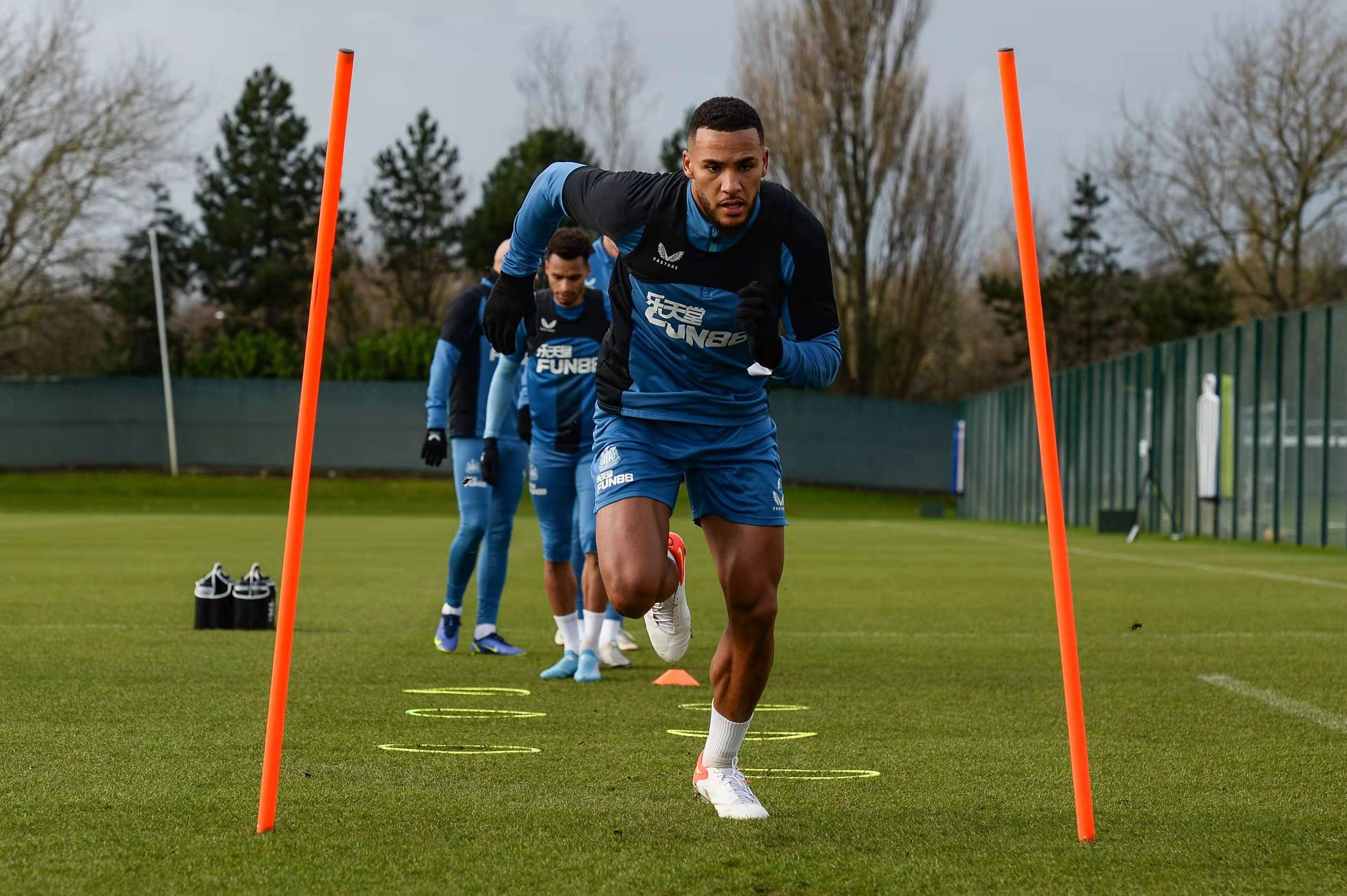 西汉姆国际比赛日内部沟通，志在欧冠名次提升，气氛紧张，医务组通报恢复