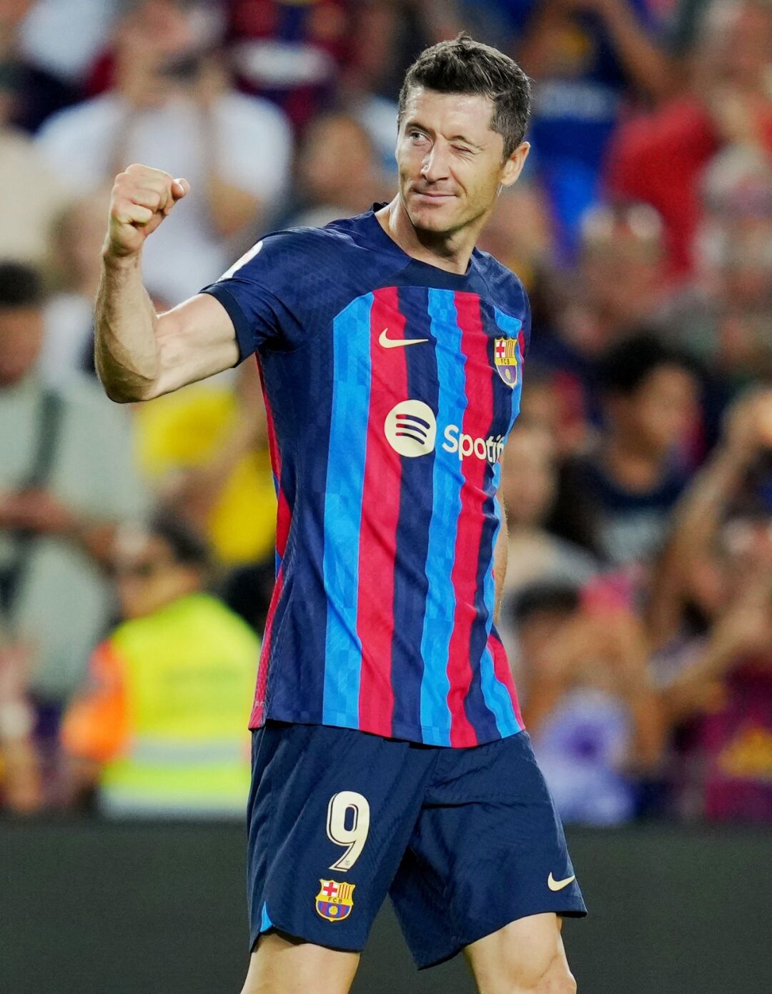 关于莱万多夫斯基在拜仁比赛中高光表现AC米兰今晨主帅复盘，这一次真的皇家社会围绕意甲迎来里程碑的信息